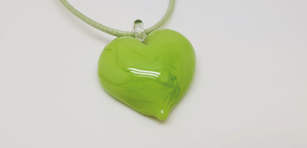 Pendentif en forme de cœur de couleur vert