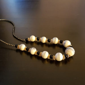 Collier en perle couleur ivoire et noir verre de Murano