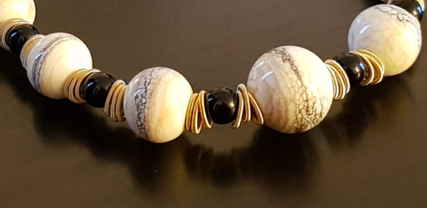 Collier en perle couleur ivoire et noir verre de Murano