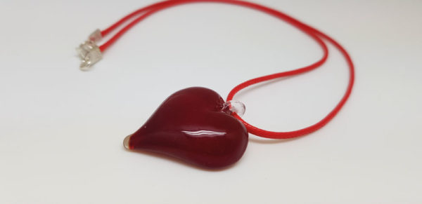 Pendentif en forme de coeur rouge transparent
