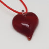 Pendentif en forme de coeur rouge transparent